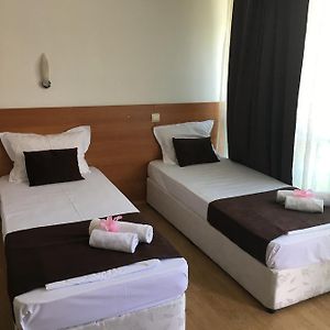 Zimmer mit zwei Einzelbetten